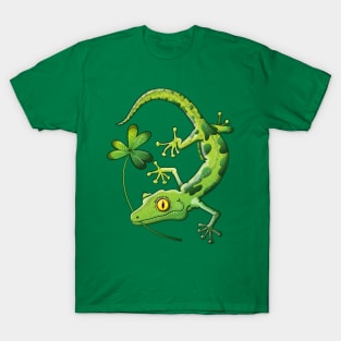 Saint Patrick's Day gecko holding in mouth a shamrock clover T-Shirt